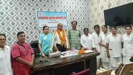 बड़वानी: मप्र स्वास्थ्य कर्मचारी संघ के नेतृत्व में जिला अस्पताल के कर्मचारी के सेवानिवृत्त होने पर विदाई समारोह आयोजित