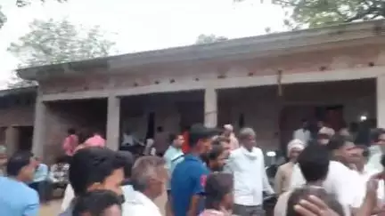सोरांव: राजेतारा गांव में जमीनी विवाद के चलते युवक को सर में मारी गई गोली, मौके पर हुई मौत, दो आरोपी गिरफ्तार