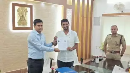 बेतिया: विशेष गहन पुनरीक्षण 2025 में राजनीतिक दल सहयोग करें: जिला निर्वाचन पदाधिकारी ने जनप्रतिनिधियों को सौंपा गणना फॉर्म