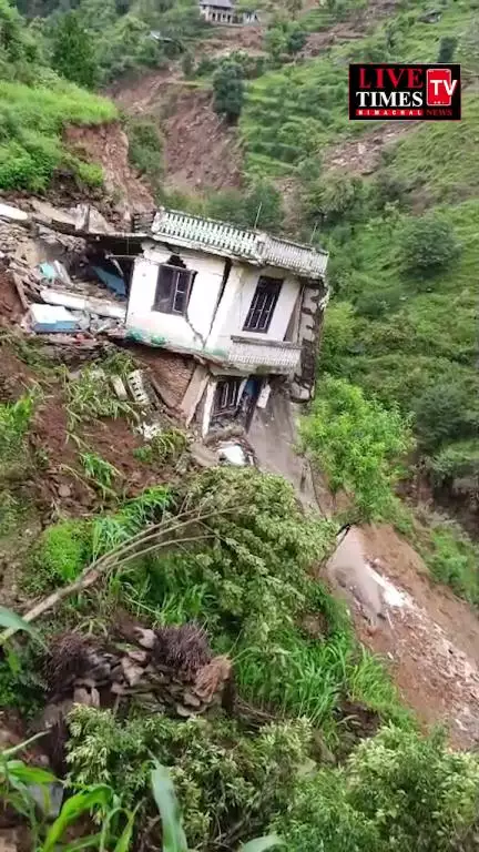 देखते ही देखते 2 भाइयों का आशियाना मलबे में तब्दील, घर से हुए बेघर: मंडी