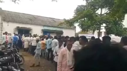 అసిఫాబాద్: నార్నూర్ సహకార సంఘం కార్యాలయంలో యూరియా కోసం బారులు తీరిన రైతులు