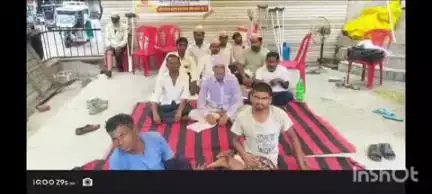 गोला गोकरणनाथ: गोला नगर के सदर चौराहे पर भारती दिव्यांग यूनियन का धरना प्रदर्शन आज चौथे दिन भी जारी