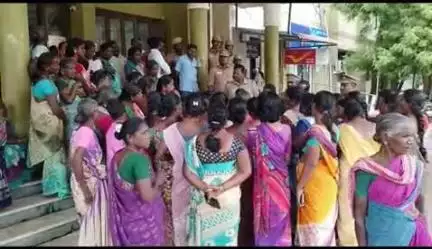 பெரம்பலூர்: ஆலத்தூர் மக்கள் 100 நாள் வேலை திட்டத்தை முறையாக வழங்காததை கண்டித்து கலெக்டர் அலுவலகம் முற்றுகை