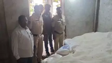 సిరిసిల్ల: గొల్లపల్లిలో అక్రమంగా నిర్వహించిన 60 క్వింటాళ్ల రేషన్ బియ్యాన్ని పట్టుకున్న టాస్క్ ఫోర్స్ పోలీసులు