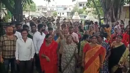 धुळे: राजकीय सूडभावनेतून दाखल खोट्या गुन्ह्याच्या निषेधार्थ चाळीसगावरोड परिसरातून मोर्चा; जिल्हा प्रशासनाला निवेदन