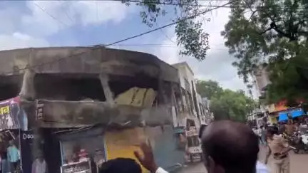 कन्नड: कन्नड नगरपरिषदेचे व्यापारी संकुल पत्त्यांसारखे कोसळले; आठ गाळे जमीनदोस्त, २० गाळ्यांचे मोठे नुकसान