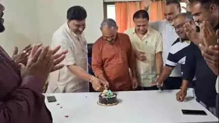 છોટાઉદેપુર: એપીએમસી ખાતે સાંસદ જશુભાઈ રાઠવાના જન્મદિવસની ઉજવણી કરાઈ, હોદ્દેદારો ઉપસ્થિત રહ્યા.