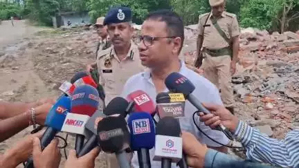 উত্তৰ লক্ষীমপুৰ: 'তিনি ঠাইত ২৮৮ বিঘা মাটিতত উচ্ছেদ চলোৱা হৈছে',উত্তৰ লখিমপুৰত জিলা আয়ুক্ত প্ৰণৱজিৎ কাকতিৰ মন্তব্য,উপস্থিত আৰক্ষী অধীক্ষক