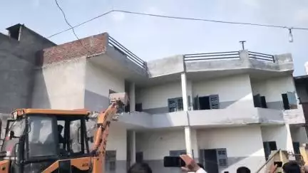 करनाल: दनियालपुर के पास प्रीतमपुरा में नगर निगम की टीम ने कोर्ट के आदेश पर अवैध भवन गिराये