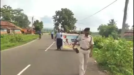 বিনপুর ২: তামাজুড়িতে পথ নিরাপত্তা সপ্তাহ পালন‌ বাঁশপাহাড়ি ফাঁড়ির পুলিশের, প্ল্যাকার্ড হাতে কর্মসূচিতে অংশগ্রহণ পড়ুয়াদের
