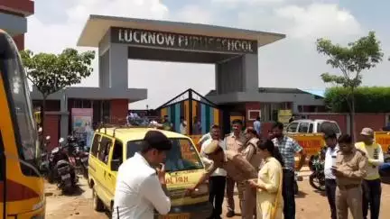 नवाबगंज: असैनी मोड़ स्थित एलपीएस में स्कूली वाहनों का औचक निरीक्षण, 2 अनफिट वाहन और 1 प्राइवेट वाहन किया सीज