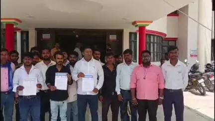महाराजगंज: आजाद समाज पार्टी के कार्यकर्ताओं ने अपनी मांगों को लेकर कलेक्ट्रेट परिसर में DM के माध्यम से राज्यपाल को सौंपा ज्ञापन