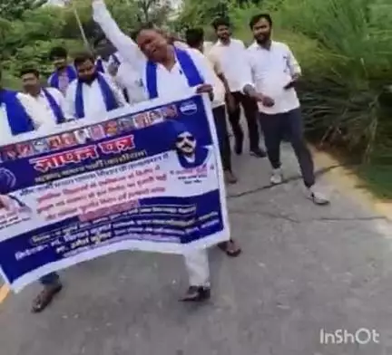 कासगंज: यूपी में प्राथमिक विद्यालयों के बिलय के विरोध में भीम आर्मी के कार्यकर्ताओं ने जिला कलेक्ट्रेट पर किया प्रदर्शन