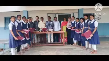 వర్ని: పోతంగల్ లో విద్యార్థులకు యూనిఫాంలు  అందజేసిన ఎంఈఓ శంకర్
