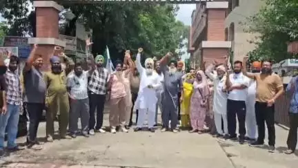 ਹੁਸ਼ਿਆਰਪੁਰ: ਜਿਲਾ ਪ੍ਰਬੰਧਕੀ ਕੰਪਲੈਕਸ ਵਿੱਚ ਕਿਸਾਨ ਮਜ਼ਦੂਰ ਸੰਘਰਸ਼ ਕਮੇਟੀ ਨੇ ਦਿੱਤਾ ਬਿਜਲੀ ਸੋਧ ਐਕਟ ਨੂੰ ਰੱਦ ਕਰਨ ਲਈ ਮੰਗ ਪੱਤਰ