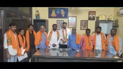 మంథని: బిజెపి నూతన మంథని పట్టణ మండల పార్టీ నాయకులకు నియామక పత్రాలను అందజేసిన BJP మాజీ అధ్యక్షులు చందుపట్ల సునీల్ రెడ్డి