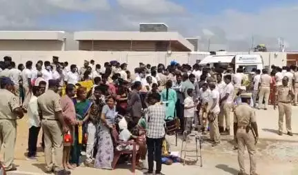 కుప్పం: సీఎం నివాసం వద్దకు బారులు తీరిన ప్రజలు, అర్జీలు స్వీకరించిన సీఎం