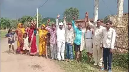 ओबरा: टोला जोरबा में 2 महीने से ट्रांसफॉर्मर खराब होने से घरों में छाया अंधेरा, आक्रोशित ग्रामीणों ने किया प्रदर्शन