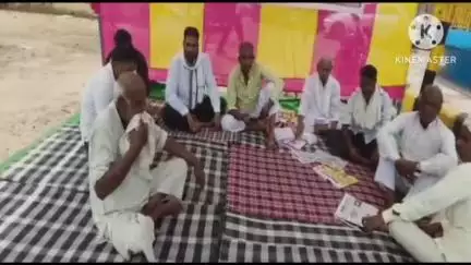 महेंद्रगढ़: सरपंच पर कार्रवाई ना होने से नाराज़ पंच अंबेडकर चौक पर भूख हड़ताल पर बैठा