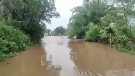मंडला: जिले में लगातार बारिश से बम्हनी अंजनिया मार्ग पर मटियारी नदी का पुल डूबा, आवागमन बाधित