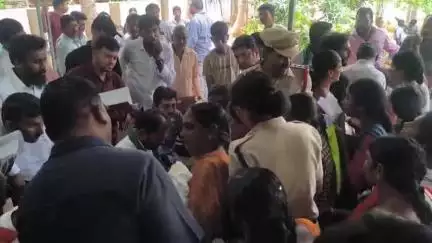 వైరా: వైరా ఎమ్మెల్యే క్యాంపు కార్యాలయం వద్ద ఇందిరమ్మ లబ్ధిదారులకు ఇందిరమ్మ ఇల్లు పట్టాలు పంపిణీ ఎమ్మెల్యే రాందాస్ నాయక్