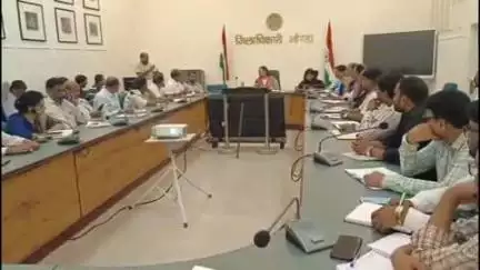 गोंडा: कलेक्ट्रेट सभागार में DM और CDO ने गौ-आश्रय स्थलों के संबंध में संबंधित अधिकारियों के साथ समीक्षा बैठक की, दिए निर्देश