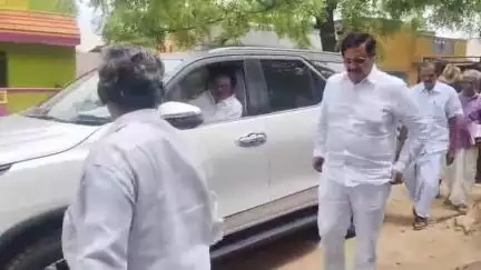 அருப்புக்கோட்டை: ஓரணியில் தமிழ்நாடு உறுப்பினர் சேர்க்கை வருவாய்த்துறை அமைச்சர் தலைமையில் நெசவாளர் காலனியில் வீடு வீடாக சென்று நடைபெற்றது