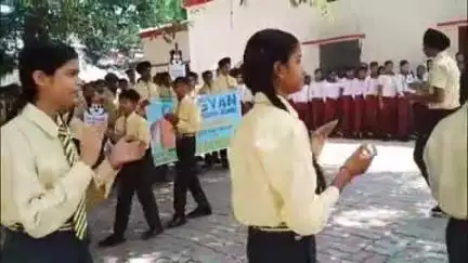पीलीभीत: अंतर्राष्ट्रीय प्लास्टिक बैग मुक्त दिवस पर कलेक्ट्रेट में स्कूली बच्चों ने प्रस्तुत किया कार्यक्रम