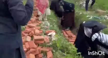 धामपुर: अफजलगढ़ क्षेत्र के गांव सीरवासुचंद में जमीनी विवाद को लेकर दो पक्ष आमने-सामने आए, एक पक्ष की महिलाओं ने नींव उखाड़ फेंकी
