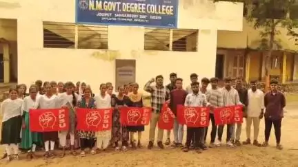 ఆందోల్: పెండింగ్లో ఉన్న స్కాలర్షిప్ ఫీజు రియంబర్స్మెంట్ విడుదల చేయాలని జోగిపేటలో కళాశాలల బహిష్కరణ