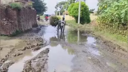 बिल्सी: सराय सावल गांव में मुख्य सड़क पर जल भराव के कारण ग्रामीणों का निकलना दुश्वार #jansamasya