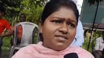 धालभूमगढ़: ईंट के बढ़ते दाम को लेकर धालभूमगढ़ प्रखंड कार्यालय में धरना, प्रशासन से दाम कम कराने की मांग