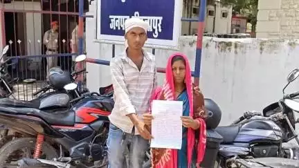मिर्ज़ापुर: गंगापुर गांव निवासी पीड़िता ने एसपी को ज्ञापन सौंपकर गांव के लड़कों पर बेटे को जान से मारकर गंगा में फेंकने का आरोप लगाया