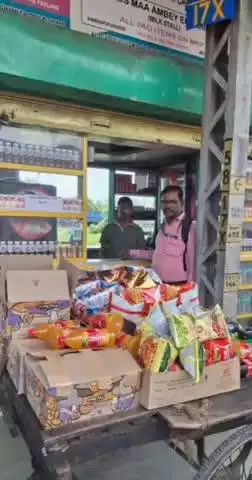 খড়গপুর ১: রেলের বিনা অনুমতিতে স্টেশন ও ট্রেনে চলছিল বিক্রি, বস্তা বস্তা খাবার বাজেয়াপ্ত করল খড়গপুরের রেলওয়ের আধিকারিকরা