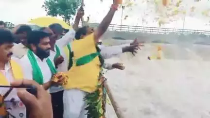 పోలవరం పట్టిసం ఎత్తిపొతల పథకం వద్ద మోటార్ స్వీచ్ ఆన్ చేసి నీటిని విడుదల చేసిన రాష్ట్రమంత్రి నిమ్మల రామానాయుడు