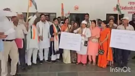 कासगंज: यूपी में प्राइमरी और जूनियर विद्यालयों के विलय के फैसले के खिलाफ कांग्रेस ने जिला मुख्यालय पर किया प्रदर्शन