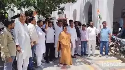 बहराइच: कलेक्ट्रेट कार्यालय पहुंचे जिला कांग्रेस कमेटी के पदाधिकारियों ने किया प्रदर्शन, सौंपा ज्ञापन