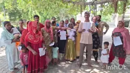 कन्नौज: तिर्वा क्षेत्र की तीन महिलाओं ने प्रधानमंत्री आवास योजना के लाभ न मिलने पर डीएम को दिया पत्र