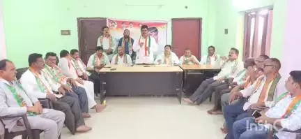 కొత్తగూడెం: పాల్వంచపరిధిలోని అయ్యప్ప నగర్ లో మంత్రి పొంగులేటి క్యాంపు కార్యాలయంలో కాంగ్రెస్ కార్యకర్తలు,ముఖ్య నాయకుల సమావేశం