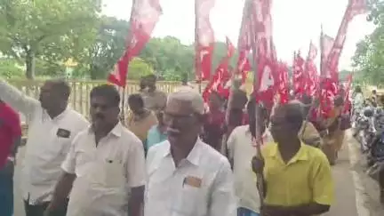 மதுராந்தகம்: வருவாய் கோட்டாட்சியர் அலுவலகத்தில் முன்பு
தமிழ்நாடு மலைவாழ் மக்கள் சங்கம் சார்பில் ஆர்ப்பாட்டம்