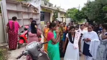 బెల్లంపల్లి: బెల్లంపల్లి ప్రైవేట్ బ్యాంకుల సిబ్బంది లోన్ కట్టాలంటూ తీవ్ర వేధింపులకు గురి చేస్తున్నారని ఆరోపిస్తూ నిరసన తెలిపిన మహిళలు