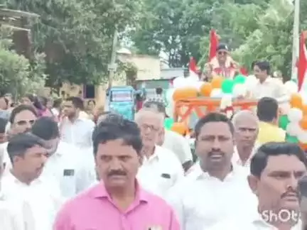 ಹುಮ್ನಾಬಾದ್: 4ದಶಕ ಸಿ ಆರ್ ಪಿ. ಎಫ್ ಸೇವೆ ಸಲ್ಲಿಸಿ, ಸ್ವಗ್ರಾಮಕ್ಕೆ ಆಗಮಿಸಿದ ಯೋಧ ರಮೇಶ ಮರಪಳ್ಳಿಗೆ ಗಡವಂತಿ ನಾಗರೀಕ ಸಮಿತಿ ವತಿಯಿಂದ ಅದ್ದೂರಿ ಸ್ವಾಗತ