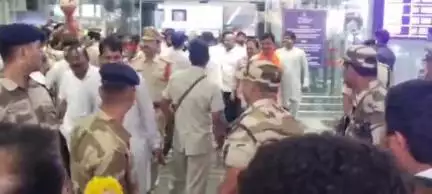 విశాఖపట్నం: విశాఖ విమానాశ్రయం చేరుకున్న బిజెపి రాష్ట్ర అధ్యక్షుడు పివిఎన్ మాధవ్ ఆయనకు ఘన స్వాగతం పలికిన పార్టీ శ్రేణులు