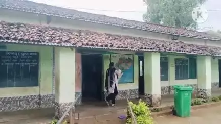 ନୂଆପଡା: ଉପାନ୍ତ ଗଙ୍ଗଦି ଗଡ ଉପ୍ରା ବିଦ୍ୟାଳୟ ରେ ନାହିଁ ପର୍ଯ୍ୟାପ୍ତ ଶ୍ରେଣୀଗୃହ ପ୍ରତିକ୍ରିୟା ରଖିଲେଶିକ୍ଷକ ଓ ବି ଇ ଓ#jansamasya