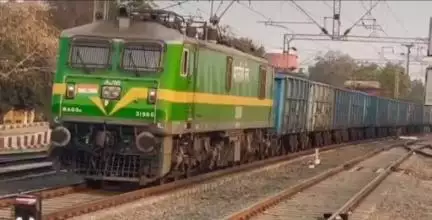 मऊ: नंदू पोखरा के पास मालगाड़ी की चपेट में आने से एक युवक का हाथ कटा, उसे हायर सेंटर के लिए रेफर किया गया