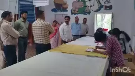 अल्मोड़ा: सीडीओ ने हवालबाग स्थित बोट कैफे और उद्यम इकाइयों का निरीक्षण किया, कैफे को कुमांऊनी शैली में तैयार करने के दिए निर्देश