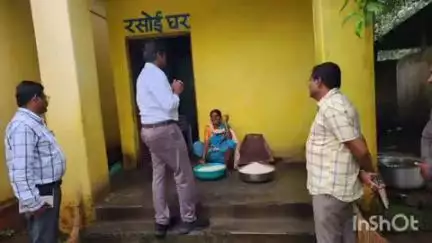 जगदलपुर: कलेक्टर हरीश एस ने जगदलपुर ब्लॉक के स्कूलों का किया औचक निरीक्षण, पाठ्य पुस्तक और मध्यान भोजन संचालन का लिया संज्ञान