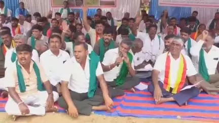 ಮಳವಳ್ಳಿ: ಮಂಡ್ಯ ತಾಲ್ಲೂಕಿನ ಕೊಡಗಹಳ್ಳಿ ಗ್ರಾಮದಲ್ಲಿ ಸರ್ಕಾರಿ ಭೂಮಿಯಲ್ಲಿ ಬೆಳೆದಿದ್ದ ಮರಗಳ ಕತ್ತರಿಸಿ ರುವ ಕ್ರಮ ಖಂಡಿಸಿ ಪ್ರತಿಭಟನೆ