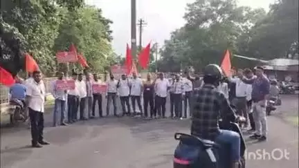 इटारसी: इटारसी आयुध निर्माणी में भारतीय प्रतिरक्षा मजदूर संघ का प्रदर्शन, 8वें वेतन आयोग व पुरानी पेंशन की मांग