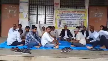 कोरांव: 24 दिवसीय हड़ताल के बाद एसडीएम कोरांव आकांक्षा सिंह का स्थानांतरण न होने पर अधिवक्ता आमरण अनशन और भूख हड़ताल पर बैठे